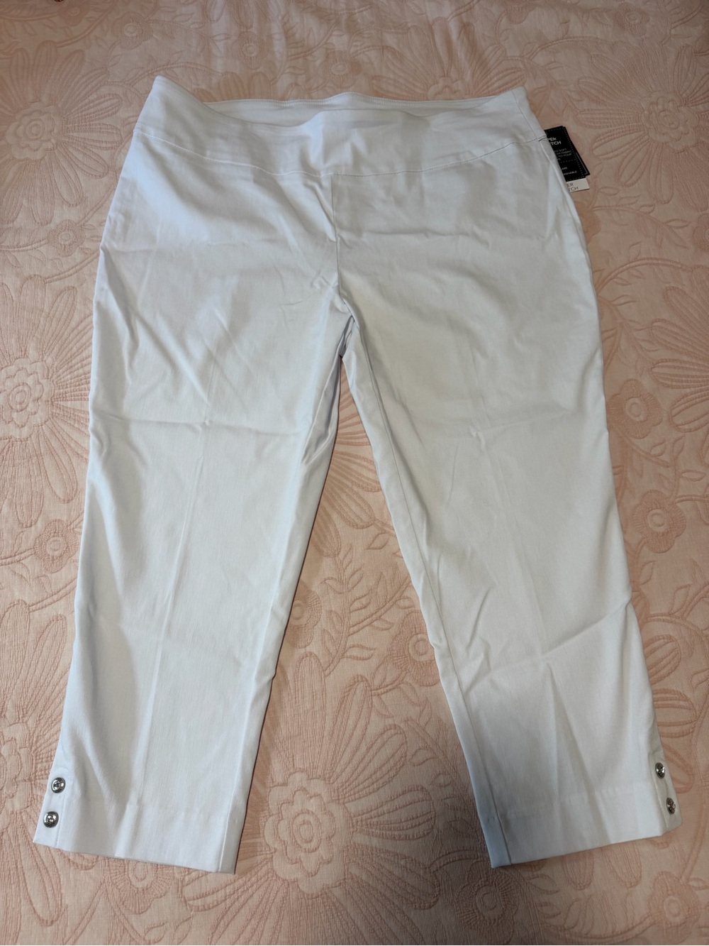 NWT Counterparts White Cropped Button-Hem Capris